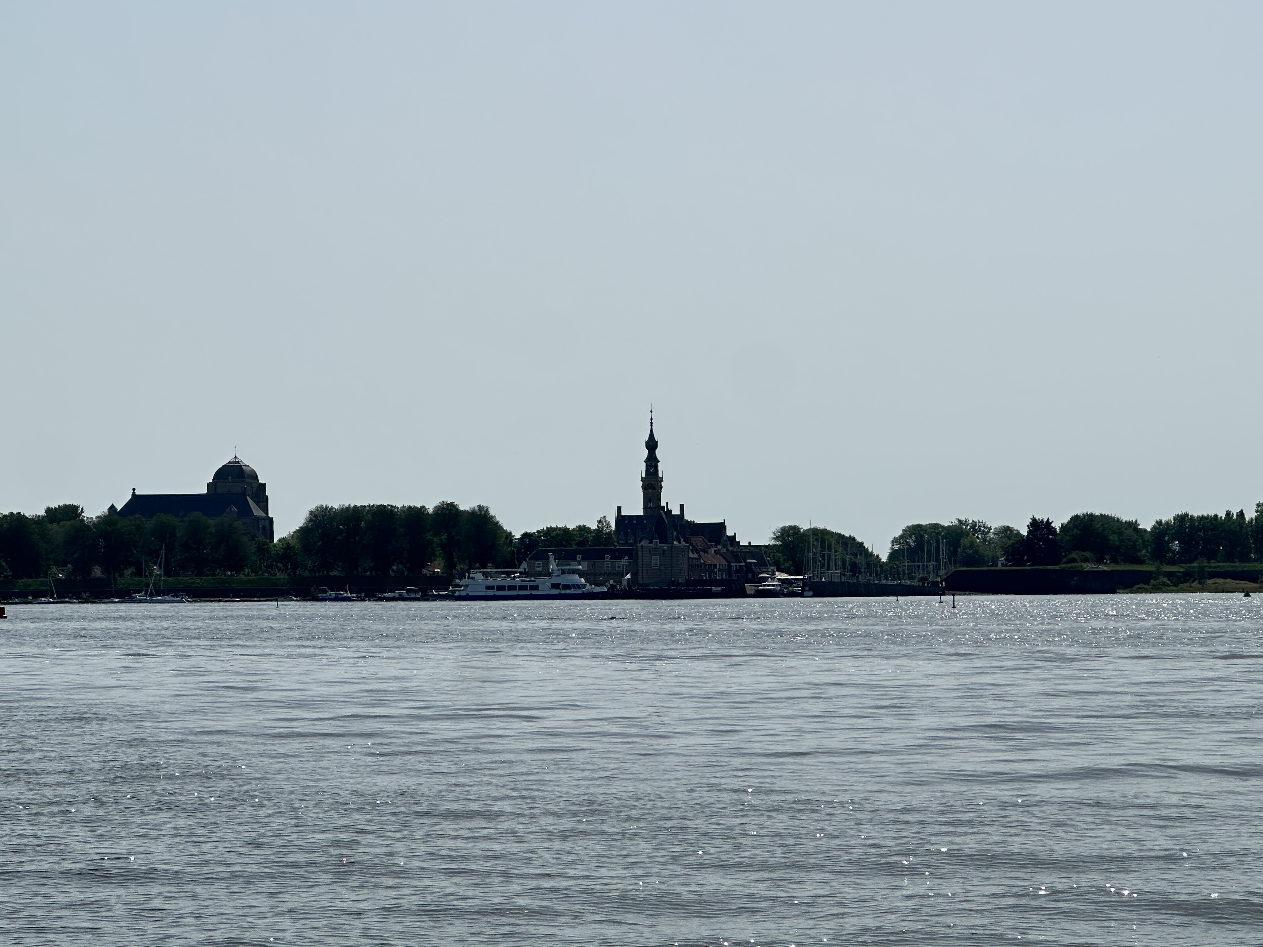 Skyline van Veere over het water